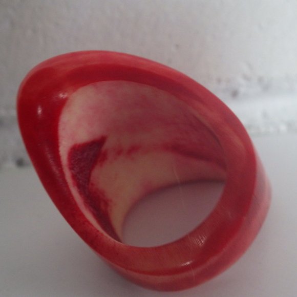 Designer Monies Gerda Lynnggard Red Buffalo Horn Free Form Over size Ring - Picture 4 of 5